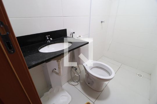 Banheiro do Quarto 1 de apartamento para alugar com 2 quartos, 56m² em Chácaras Tubalina E Quartel, Uberlândia