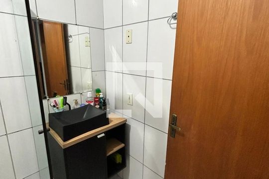 Banheiro de casa à venda com 2 quartos, 45m² em Olaria, Canoas
