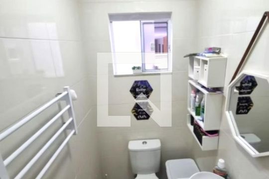 Banheiro de casa de condomínio para alugar com 3 quartos, 195m² em Caxito Pequeno, Maricá