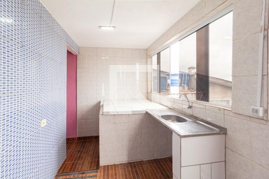 Cozinha e área de serviço de casa para alugar com 1 quarto, 60m² em Conceicao, Osasco