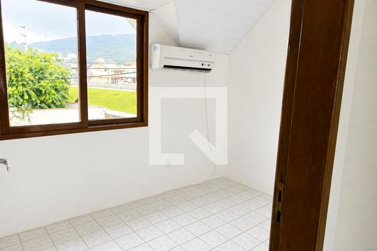 Área externa de casa para alugar com 3 quartos, 75m² em Vargem do Bom Jesus, Florianópolis