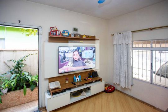 Sala de TV de casa à venda com 2 quartos, 134m² em Canhema, Diadema