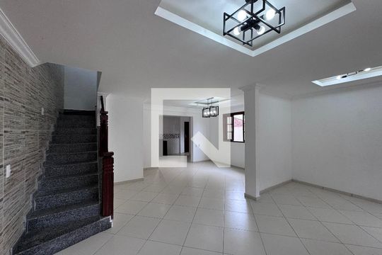 Sala de casa à venda com 4 quartos, 200m² em Vargem Grande, Rio de Janeiro