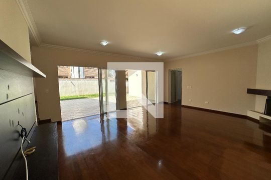 Sala de TV de casa de condomínio para alugar com 3 quartos, 260m² em Residencial das Estrelas, Barueri