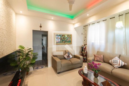 Sala de casa à venda com 2 quartos, 100m² em Grajaú, Rio de Janeiro