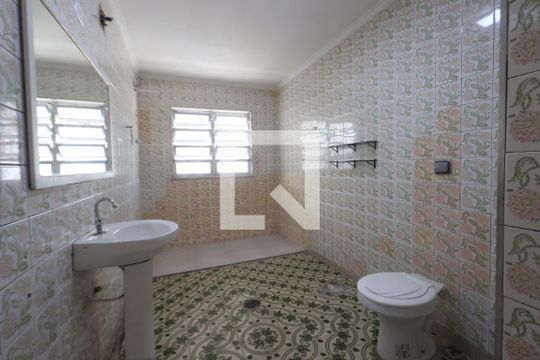 Banheiro da Suíte de casa para alugar com 3 quartos, 375m² em Chácara Mafalda, São Paulo