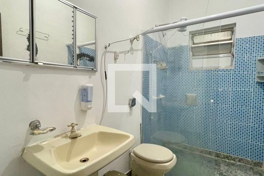 Banheiro de casa para alugar com 3 quartos, 130m² em Cerqueira César, São Paulo