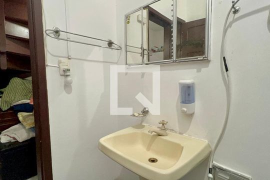 Banheiro de casa para alugar com 3 quartos, 130m² em Cerqueira César, São Paulo