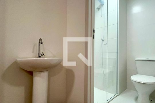 Banheiro de kitnet/studio para alugar com 1 quarto, 27m² em Pinheiros, São Paulo