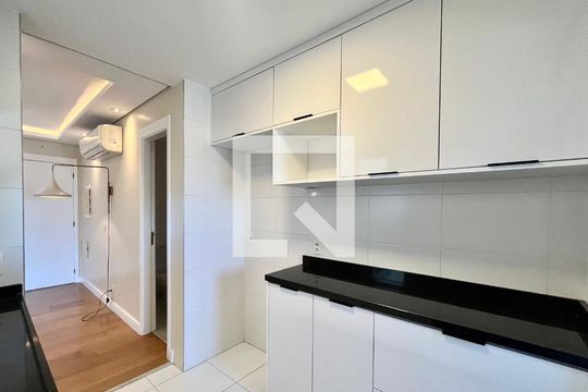 Cozinha de apartamento à venda com 1 quarto, 57m² em Cambuí, Campinas