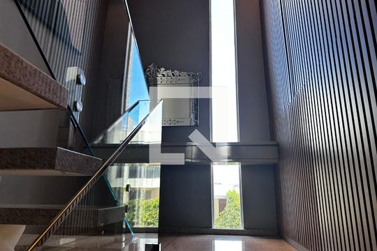 Escada de casa de condomínio para alugar com 4 quartos, 260m² em Granja Marileusa, Uberlândia