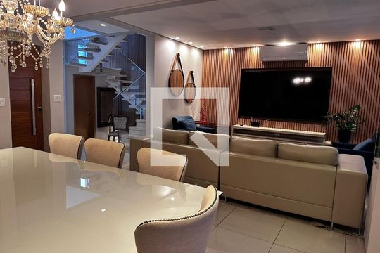 Sala de casa de condomínio para alugar com 4 quartos, 260m² em Granja Marileusa, Uberlândia