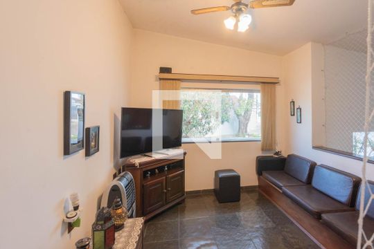 Sala de TV de casa à venda com 3 quartos, 300m² em Guarani, Campinas