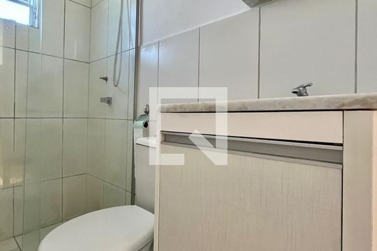 Banheiro de apartamento à venda com 2 quartos, 47m² em Vila Carminha, Campinas