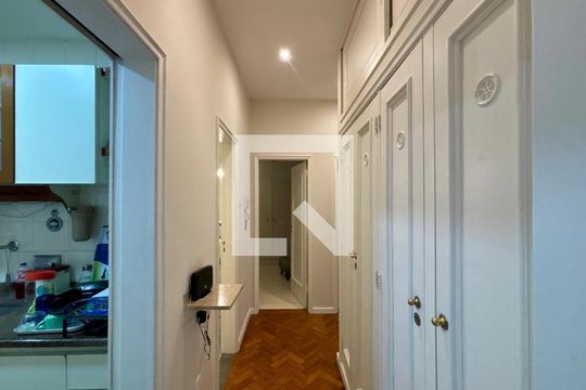 Sala - corredor de acesso de apartamento para alugar com 3 quartos, 105m² em Copacabana, Rio de Janeiro