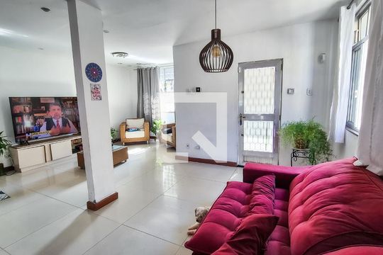 Sala de casa à venda com 4 quartos, 226m² em Penha, Rio de Janeiro