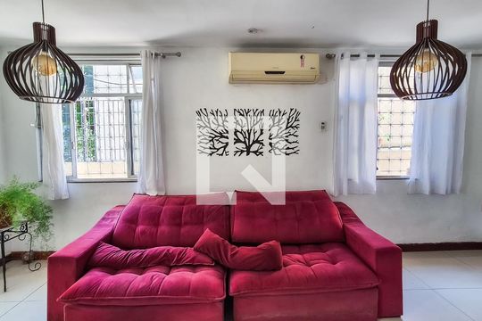 Sala de casa à venda com 4 quartos, 226m² em Penha, Rio de Janeiro