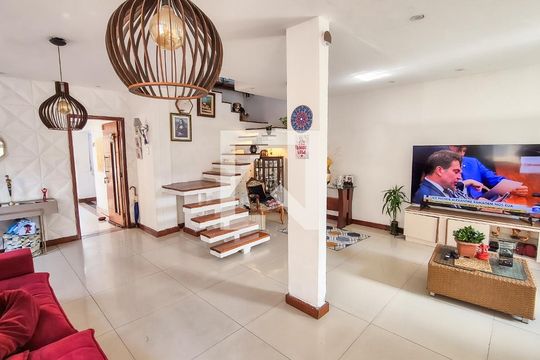 Sala de casa à venda com 4 quartos, 226m² em Penha, Rio de Janeiro
