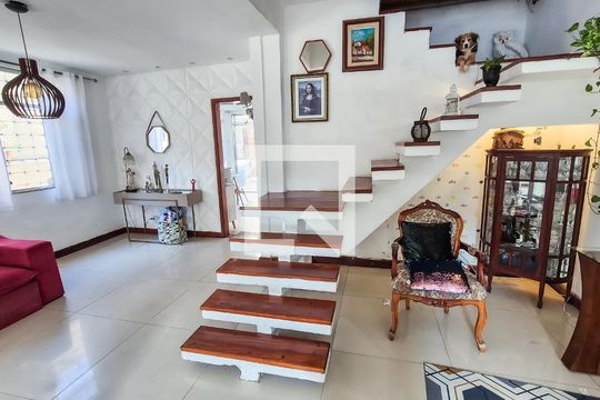 Sala de casa à venda com 4 quartos, 226m² em Penha, Rio de Janeiro