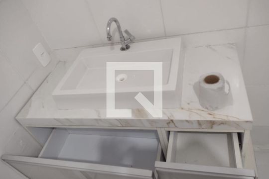 Banheiro de apartamento à venda com 1 quarto, 42m² em Estância Velha, Canoas