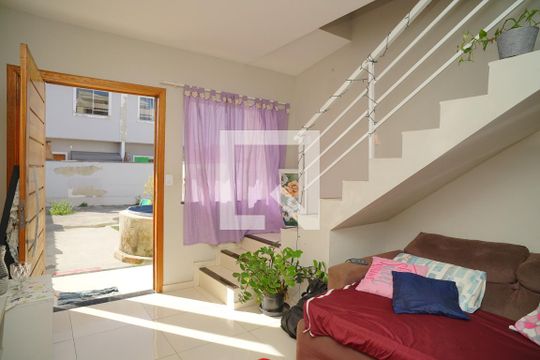 Sala de casa de condomínio para alugar com 2 quartos, 300m² em Jardim Atlântico Leste, Maricá