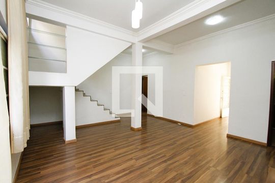 Sala de casa para alugar com 2 quartos, 214m² em Camargos, Belo Horizonte