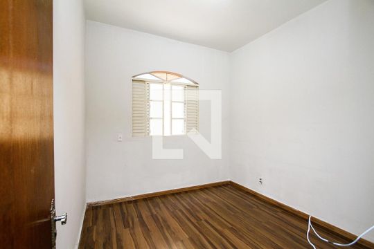 Quarto 1 de casa para alugar com 2 quartos, 214m² em Camargos, Belo Horizonte