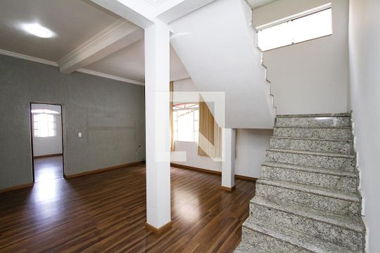 Sala de casa para alugar com 2 quartos, 214m² em Camargos, Belo Horizonte