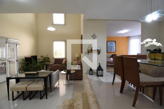 Sala de casa de condomínio à venda com 5 quartos, 280m² em Campo Comprido, Curitiba