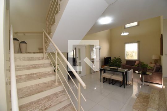 Sala de casa de condomínio à venda com 5 quartos, 280m² em Campo Comprido, Curitiba
