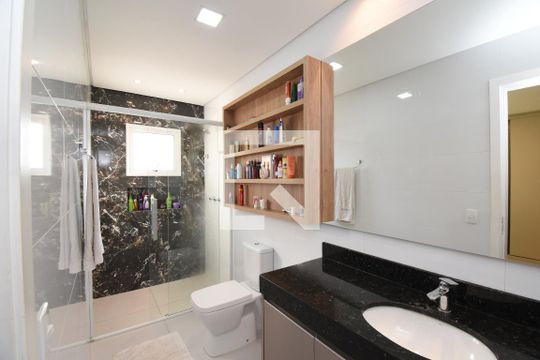 Banheiro da Suíte de casa de condomínio à venda com 3 quartos, 148m² em Cajuru, Curitiba
