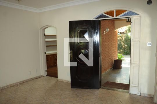 Sala de casa de condomínio para alugar com 7 quartos, 591m² em Chácaras Eliana, Cotia