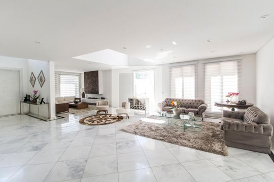 Sala  de casa de condomínio à venda com 5 quartos, 462m² em Colinas da Anhanguera, Santana de Parnaíba