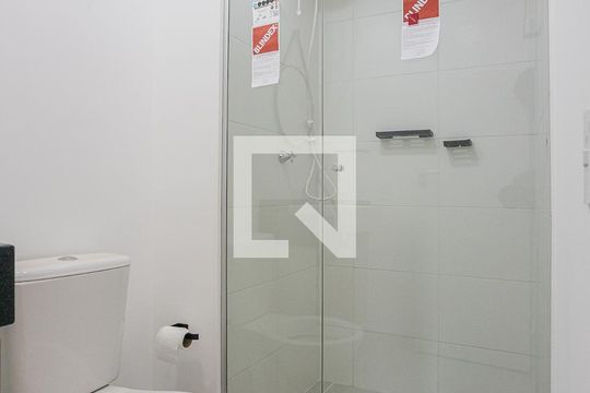 Banheiro de apartamento para alugar com 1 quarto, 22m² em Pinheiros, São Paulo