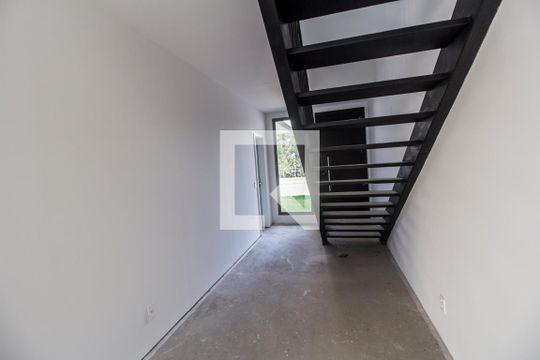 Sala de casa de condomínio para alugar com 2 quartos, 230m² em Centro Empresarial Tamboré, Santana de Parnaíba