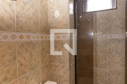 Banheiro de apartamento para alugar com 2 quartos, 43m² em Realengo, Rio de Janeiro