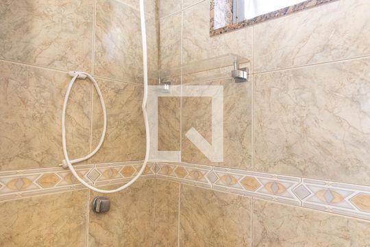 Banheiro de apartamento para alugar com 2 quartos, 43m² em Realengo, Rio de Janeiro