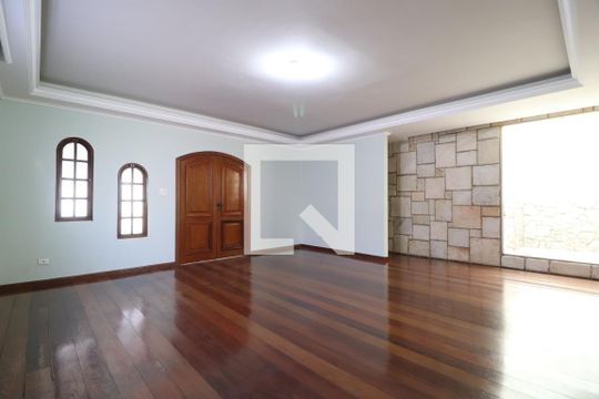 Casa para alugar com 4 quartos, 330m² em Marta Helena, Uberlândia
