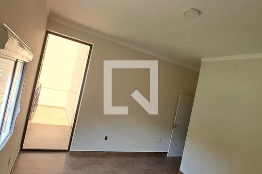 Quarto de casa de condomínio para alugar com 4 quartos, 230m² em Rio Tavares Central, Florianópolis