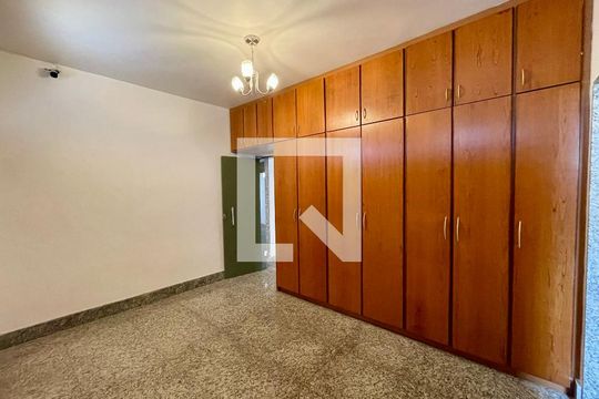 Quarto 2 de casa à venda com 3 quartos, 360m² em Floresta, Belo Horizonte