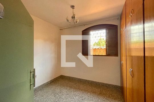 Quarto de casa à venda com 3 quartos, 360m² em Floresta, Belo Horizonte