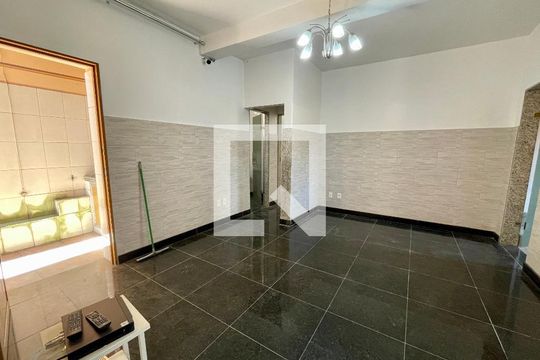 Sala de casa à venda com 3 quartos, 360m² em Floresta, Belo Horizonte