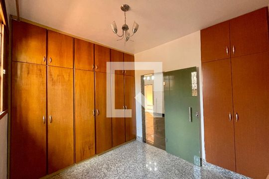 Quarto de casa à venda com 3 quartos, 360m² em Floresta, Belo Horizonte
