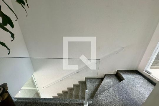 Escada de casa à venda com 4 quartos, 220m² em Jardim Vila Galvao, Guarulhos