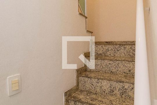 Escada de casa à venda com 2 quartos, 190m² em Vila Minerva, São Paulo
