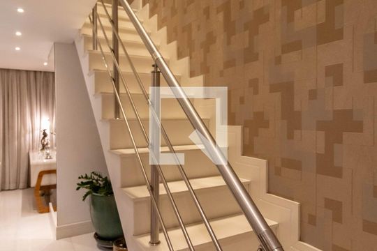 Escada de apartamento para alugar com 3 quartos, 235m² em Vila Galvão, Guarulhos