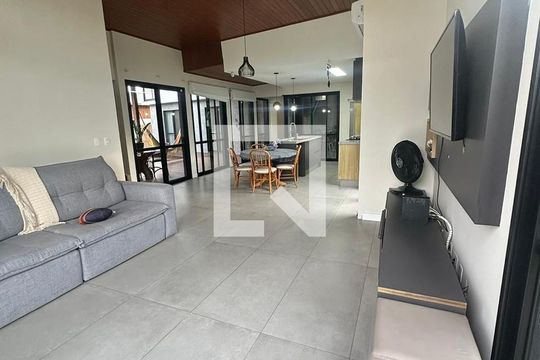 Sala de casa para alugar com 3 quartos, 200m² em Morro das Pedras, Florianópolis