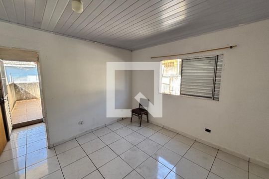 Quarto de casa para alugar com 1 quarto, 55m² em Vila Tres Irmaos, Carapicuíba