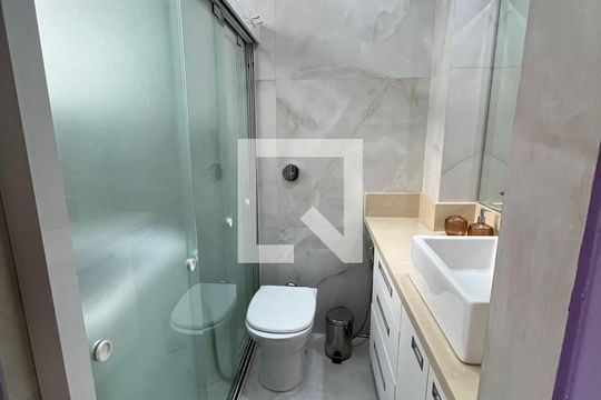 Banheiro de kitnet/studio à venda com 1 quarto, 42m² em Copacabana, Rio de Janeiro