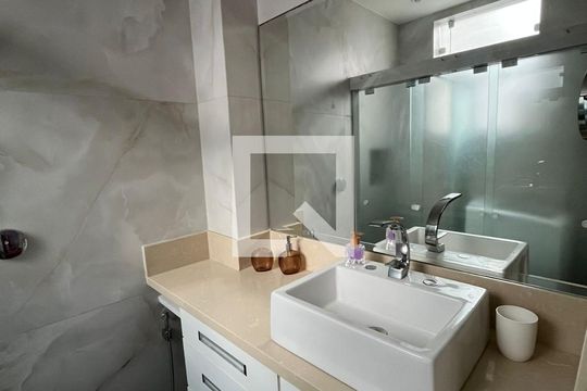 Banheiro de kitnet/studio à venda com 1 quarto, 42m² em Copacabana, Rio de Janeiro